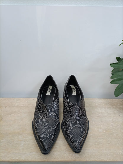 ZARA. Botines serpiente T.40