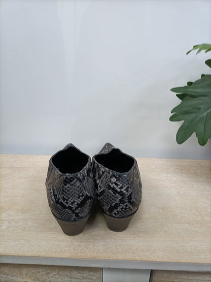 ZARA. Botines serpiente T.40