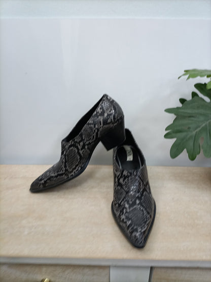 ZARA. Botines serpiente T.40