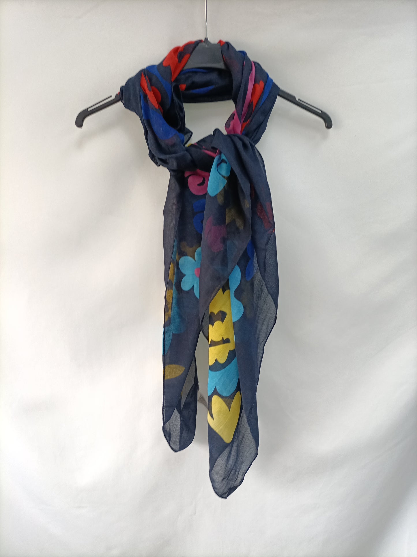 OTRAS. Pañuelo amarillo