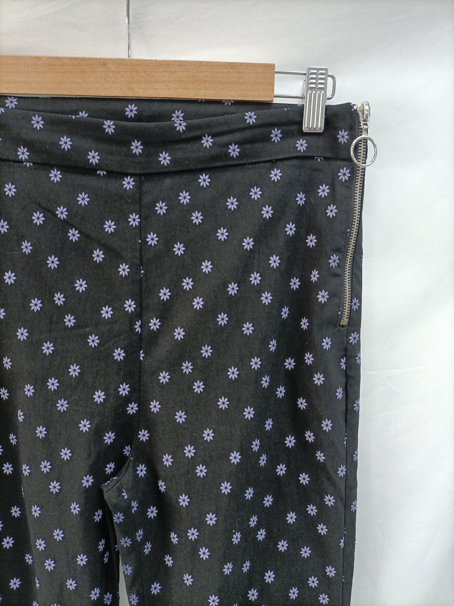 ZARA. Pantalón negro flores  T.l
