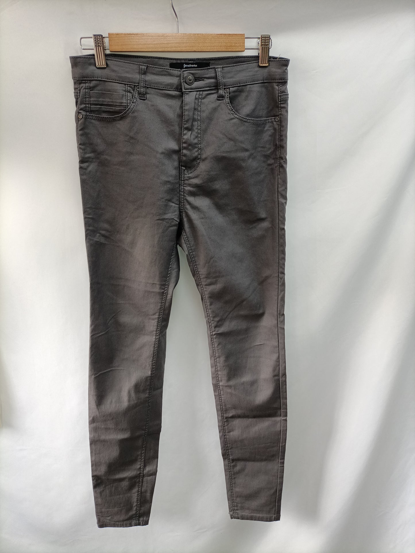 STRADIVARIUS. Pantalón gris encerado T.40