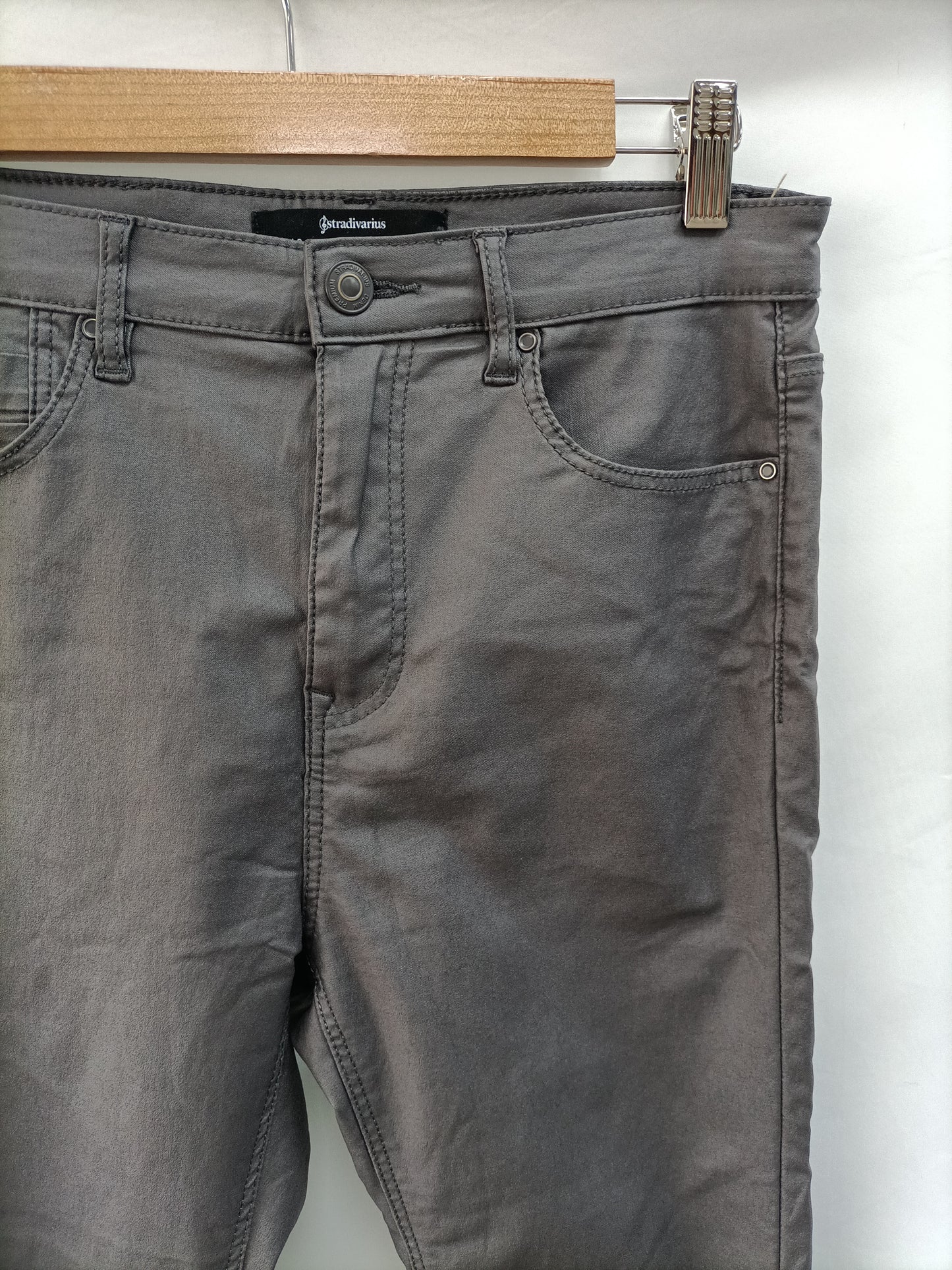 STRADIVARIUS. Pantalón gris encerado T.40