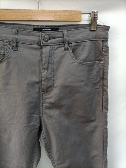 STRADIVARIUS. Pantalón gris encerado T.40