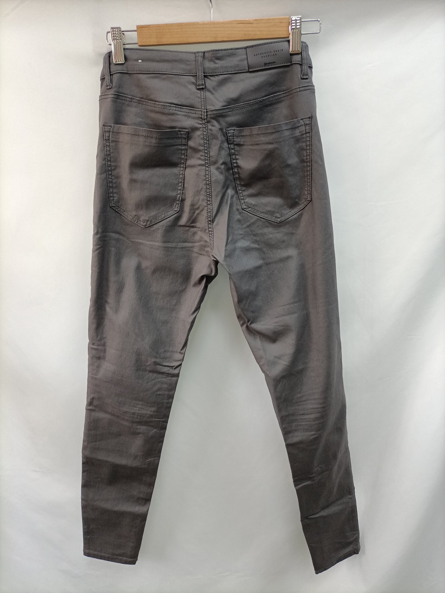STRADIVARIUS. Pantalón gris encerado T.40