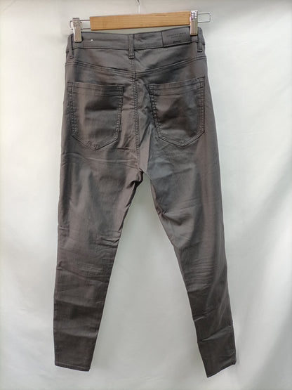 STRADIVARIUS. Pantalón gris encerado T.40