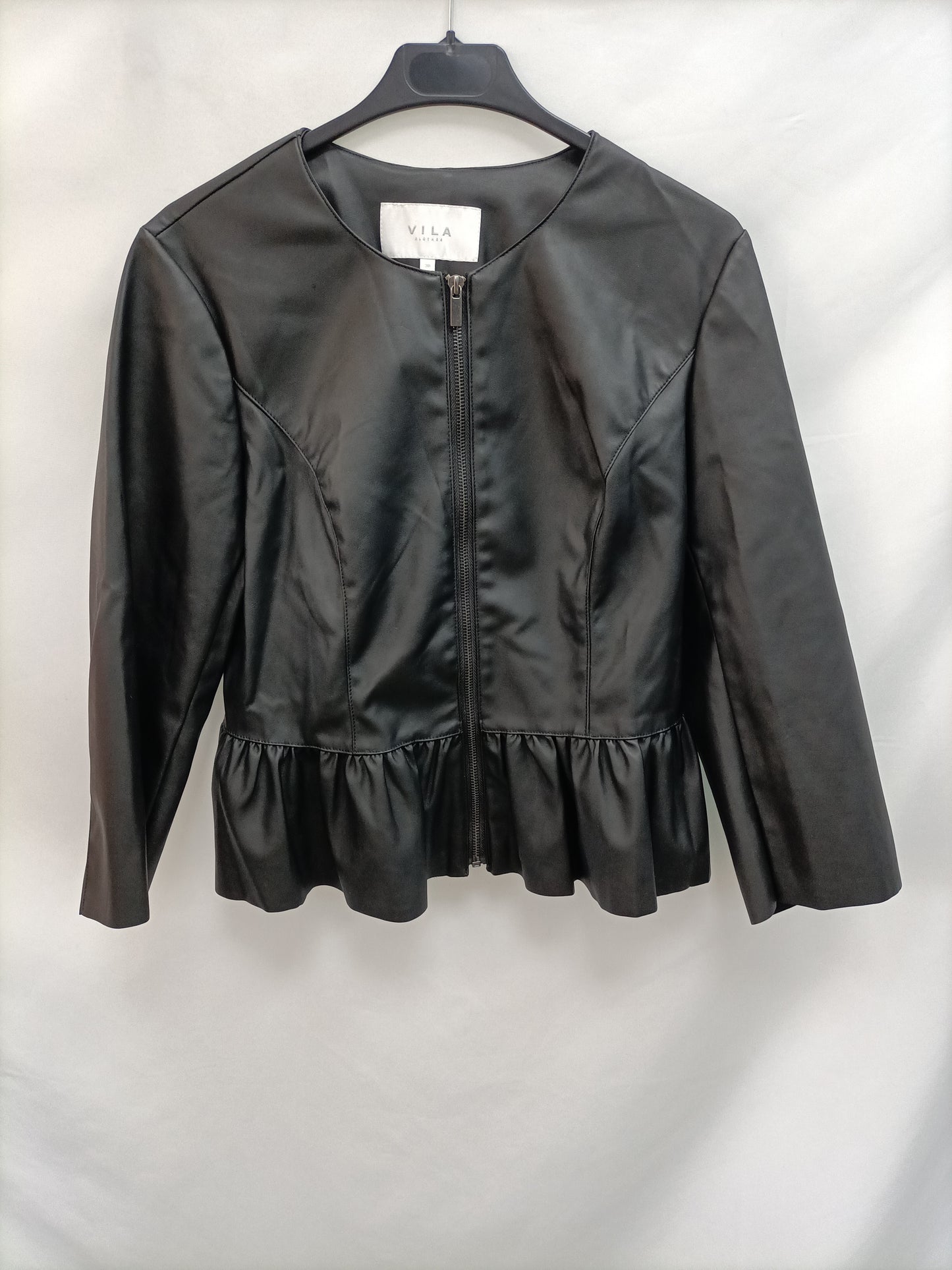 VILA. Chaqueta negra volante T.38