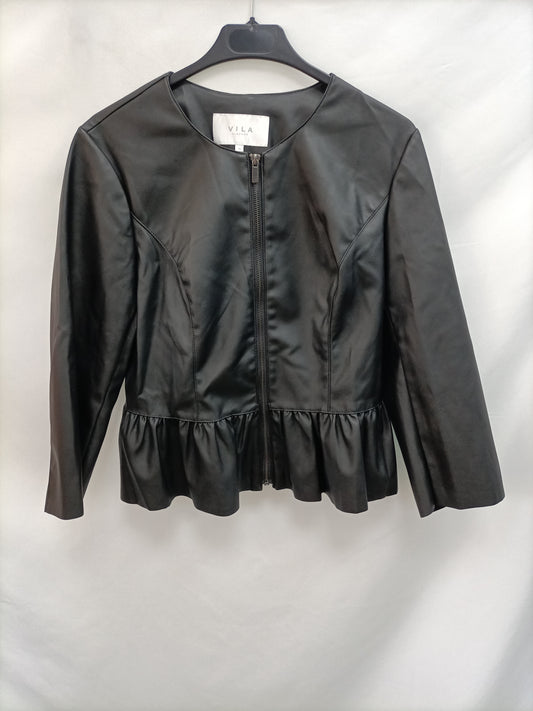 VILA. Chaqueta negra volante T.38