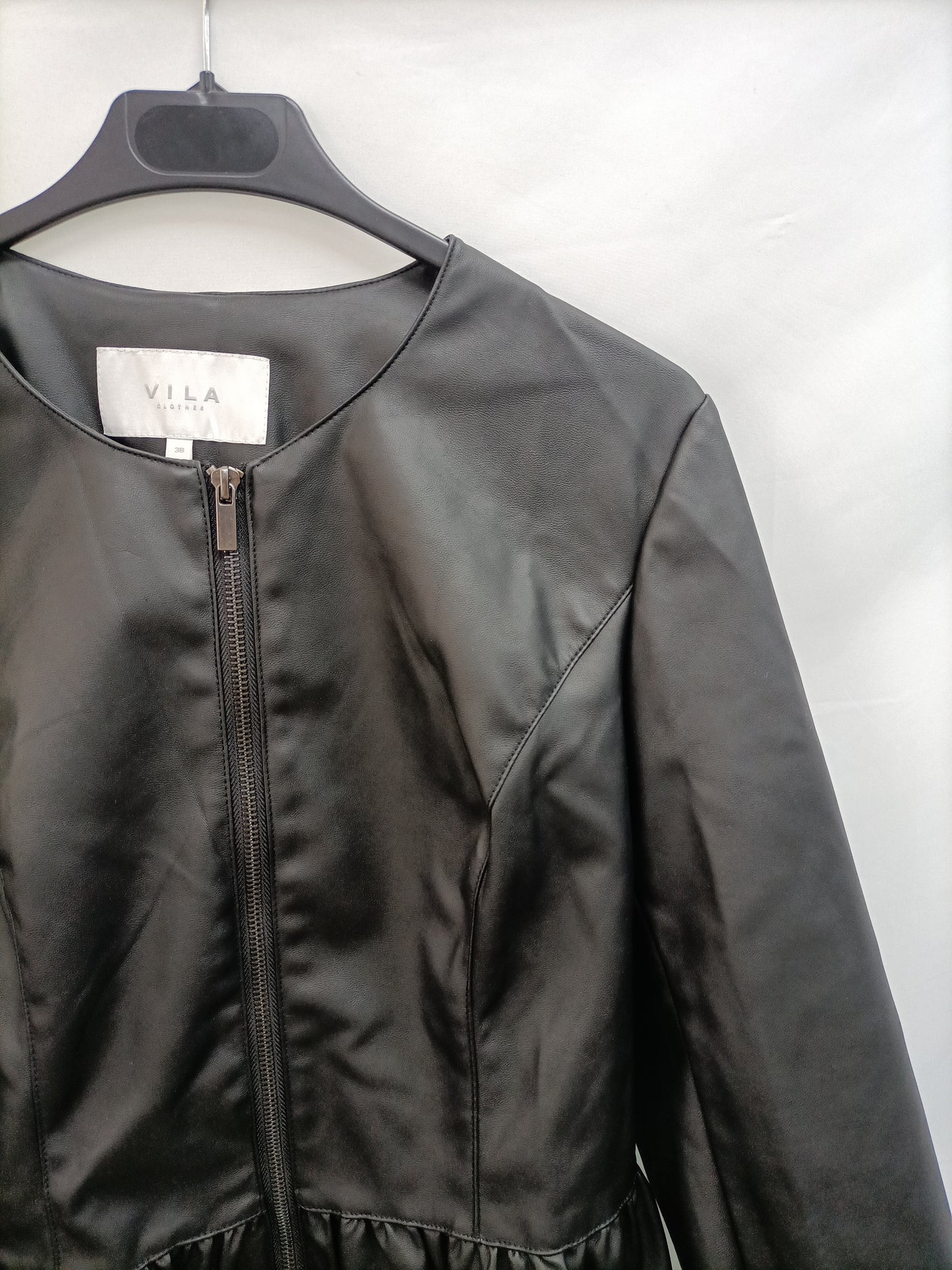 VILA. Chaqueta negra volante T.38