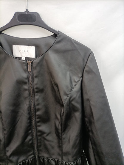 VILA. Chaqueta negra volante T.38
