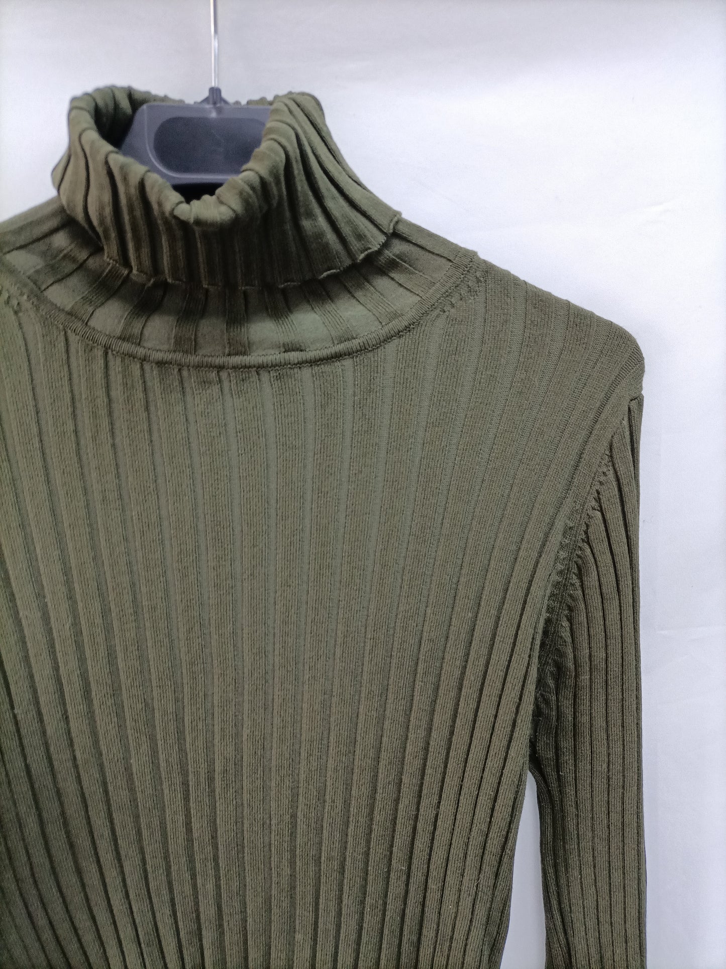 ZARA. Green ribbed top Tl