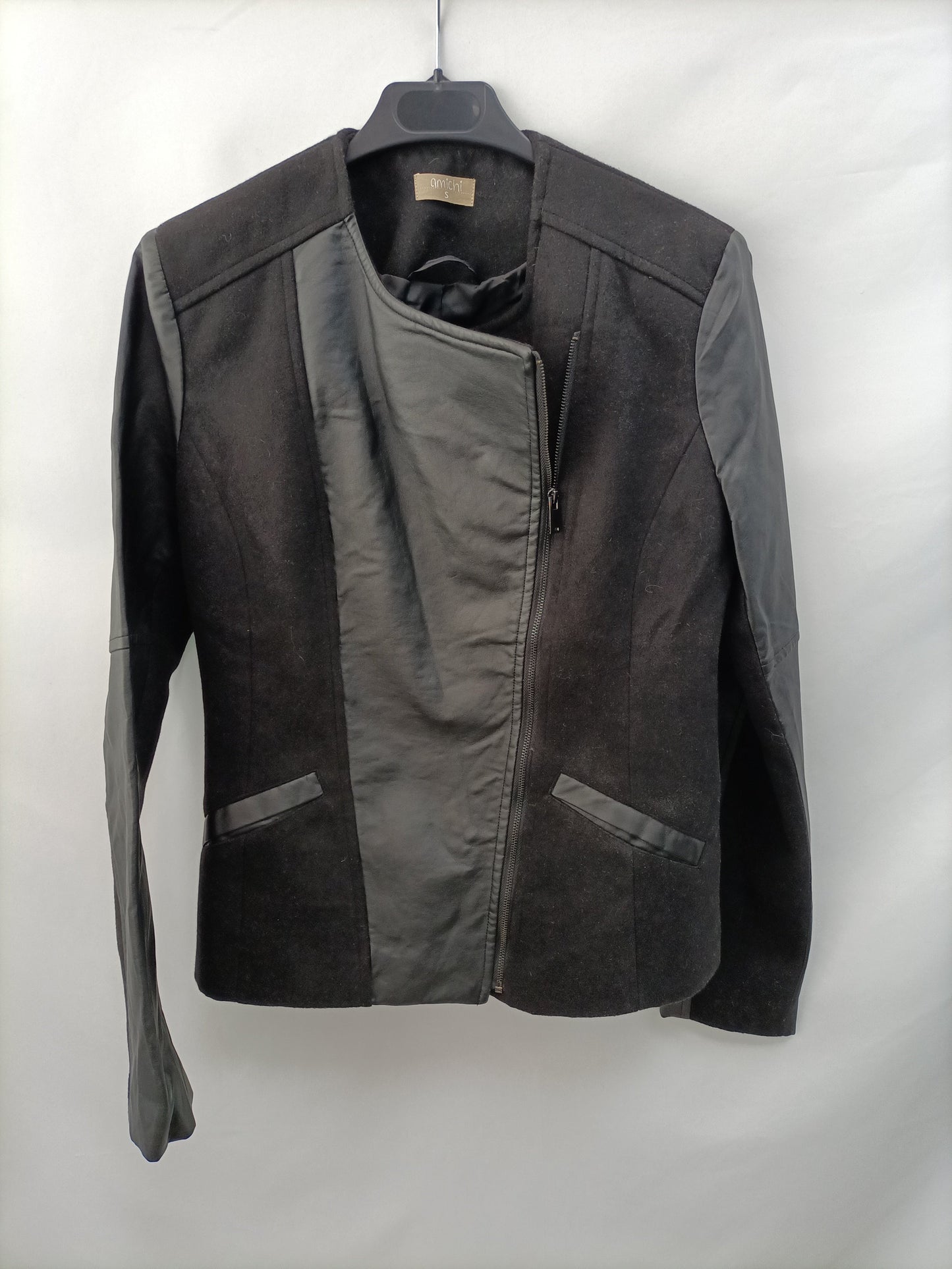 AMICHI. Cazadora negra T.s