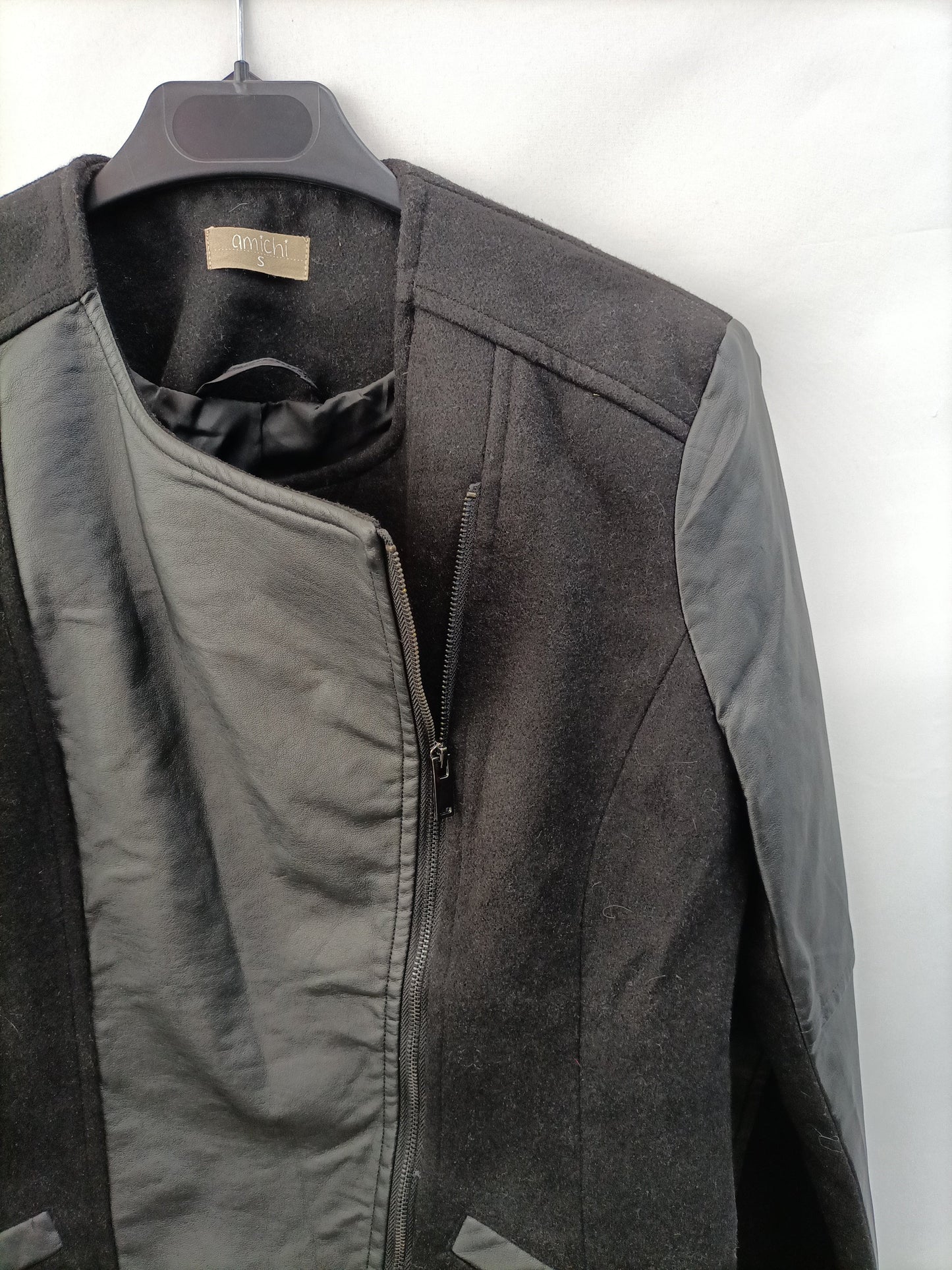 AMICHI. Cazadora negra T.s