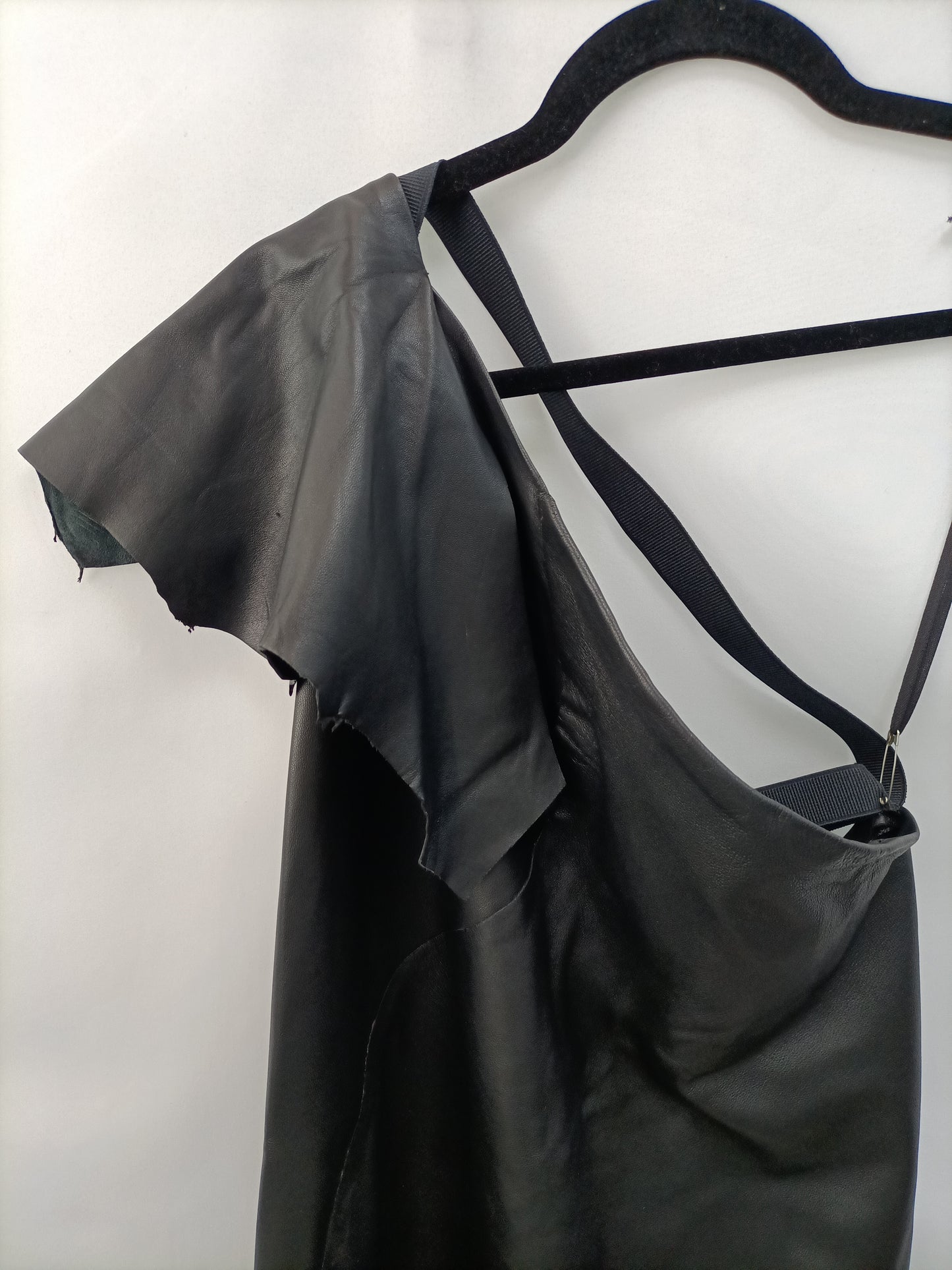 ULISES MERIDA. Vestido negro piel T.u(m)