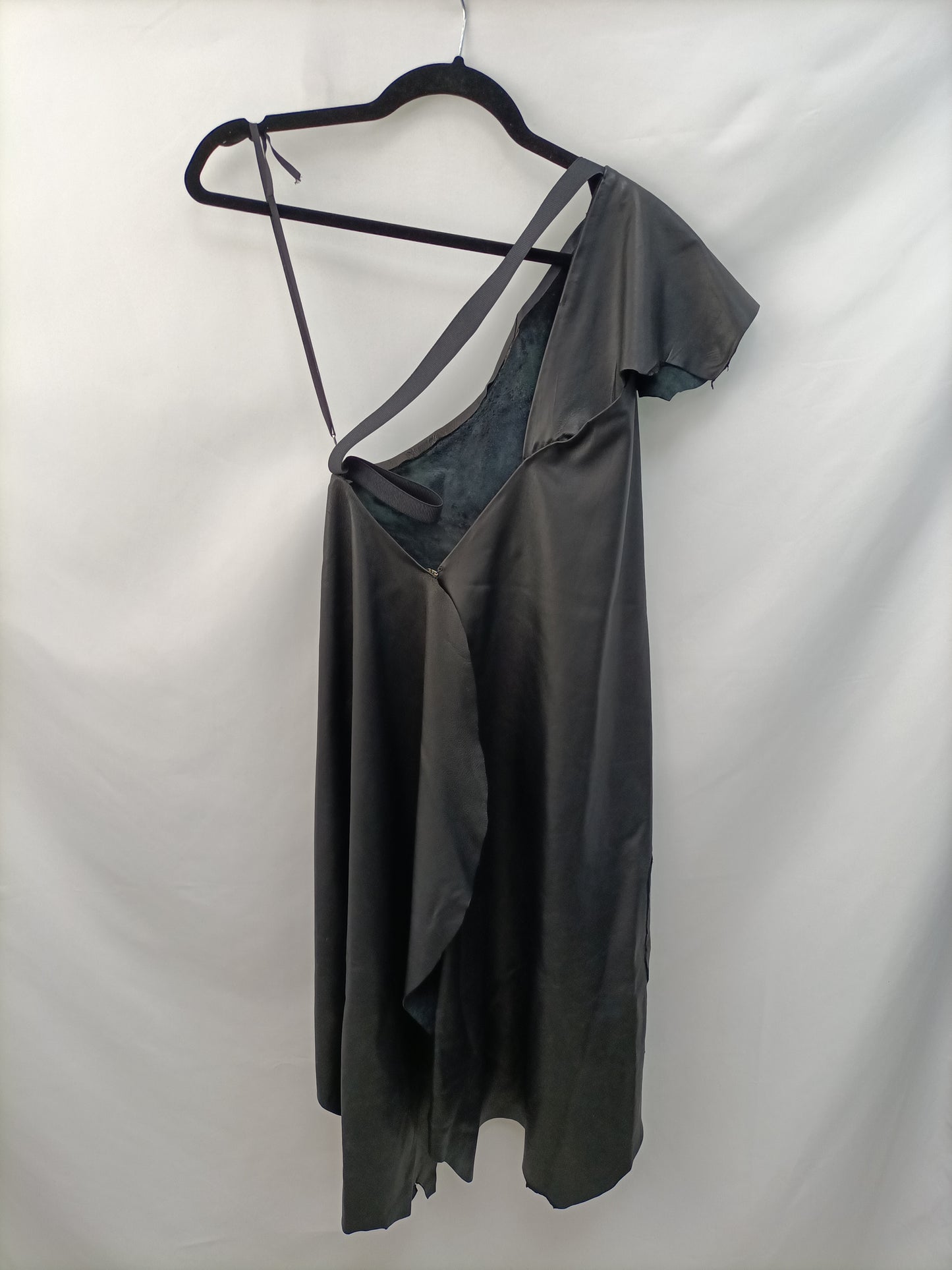 ULISES MERIDA. Vestido negro piel T.u(m)