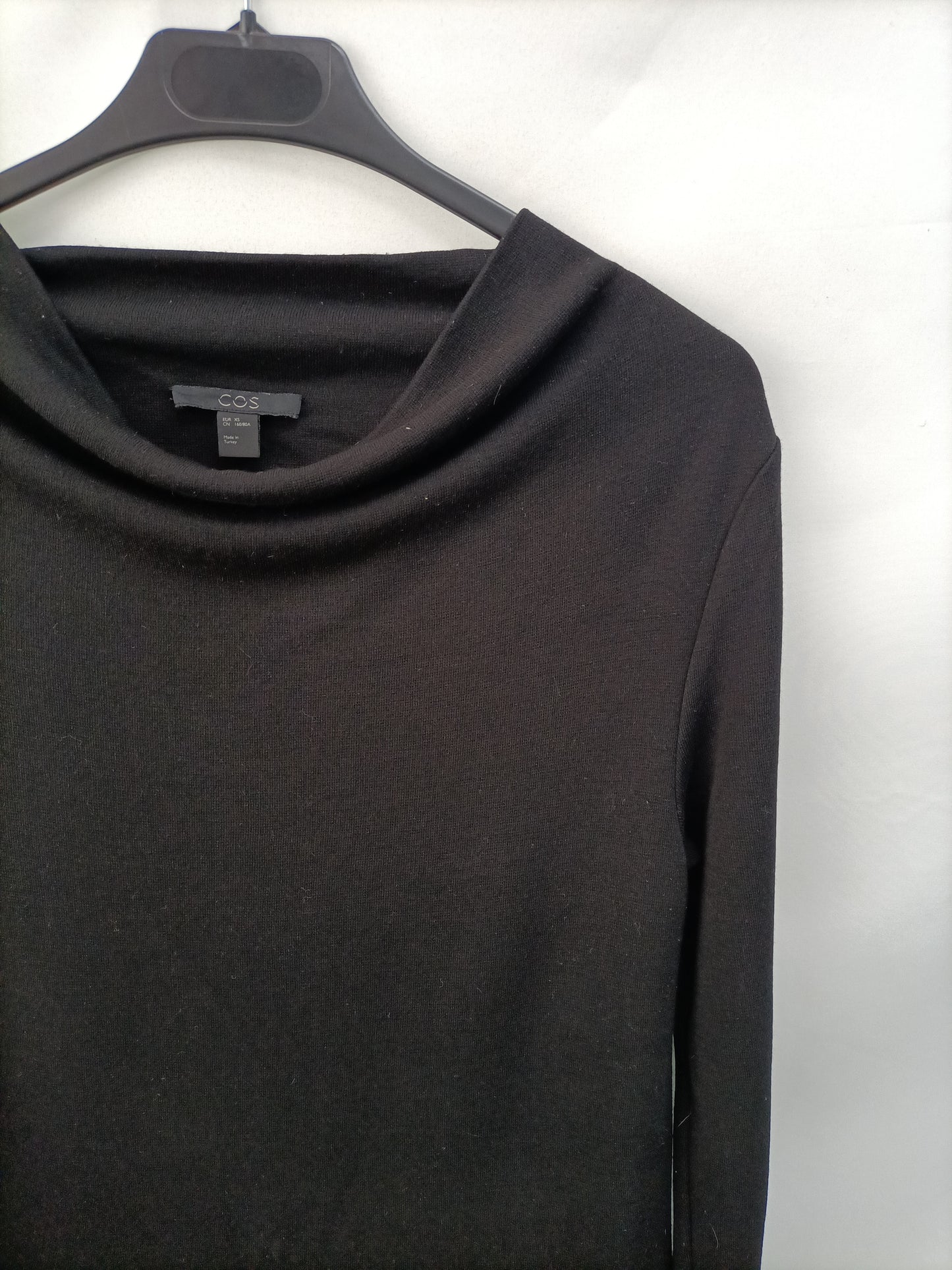 COS. Vestido negro midi  T.xs