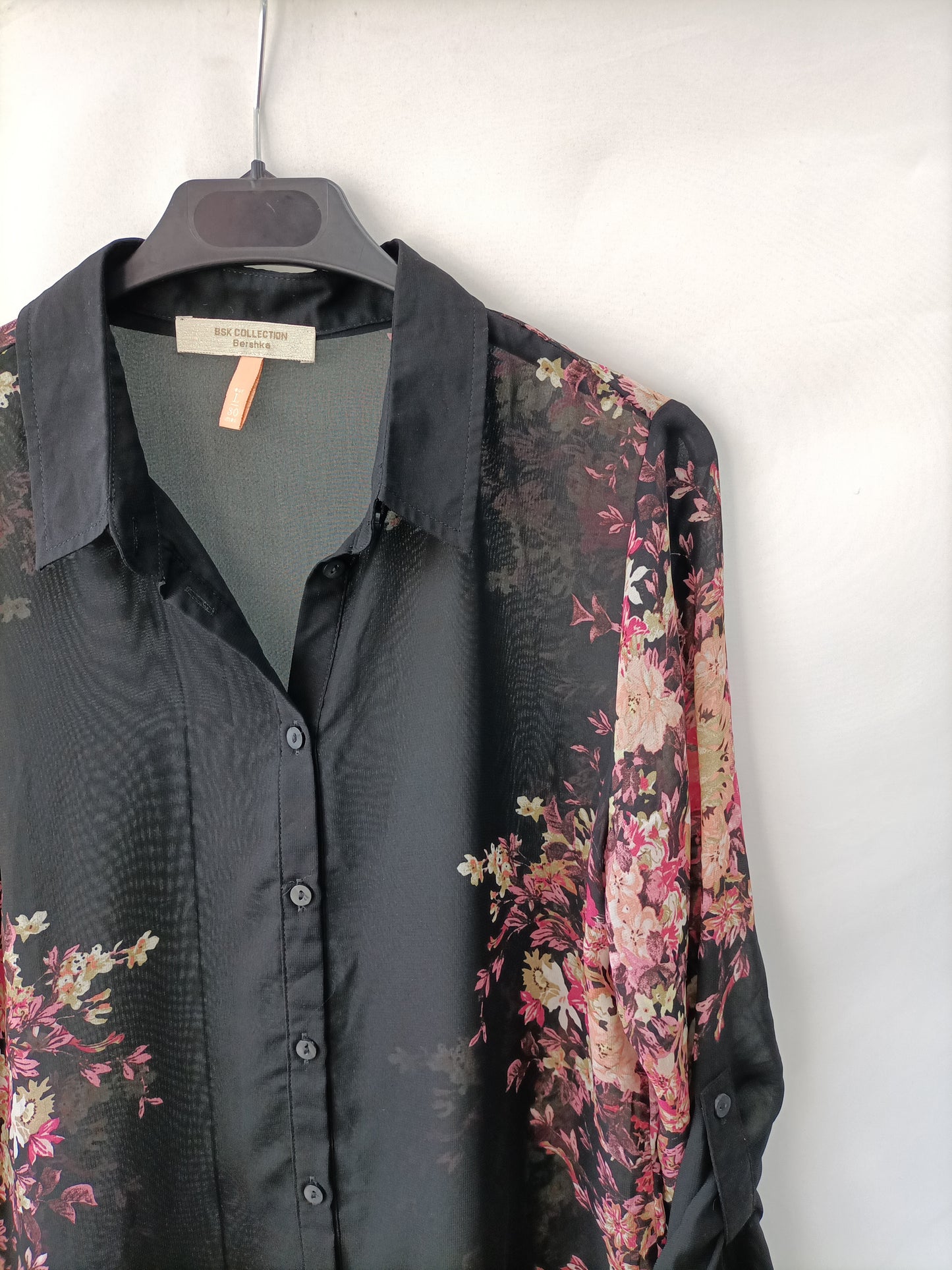 BERSHKA. Black floral blouse Tl