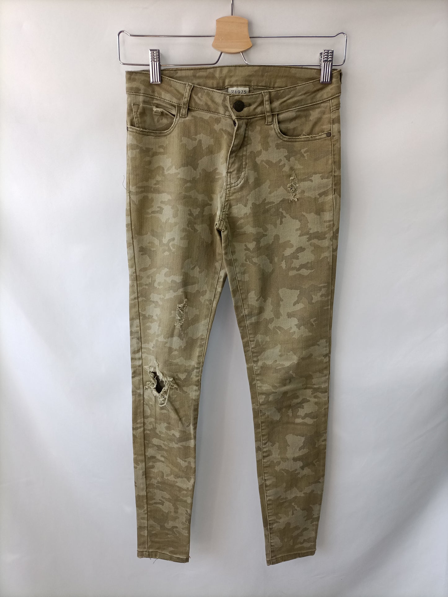 ZARA. Pantalón verde camuflaje T.34