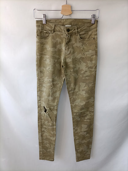 ZARA. Pantalón verde camuflaje T.34