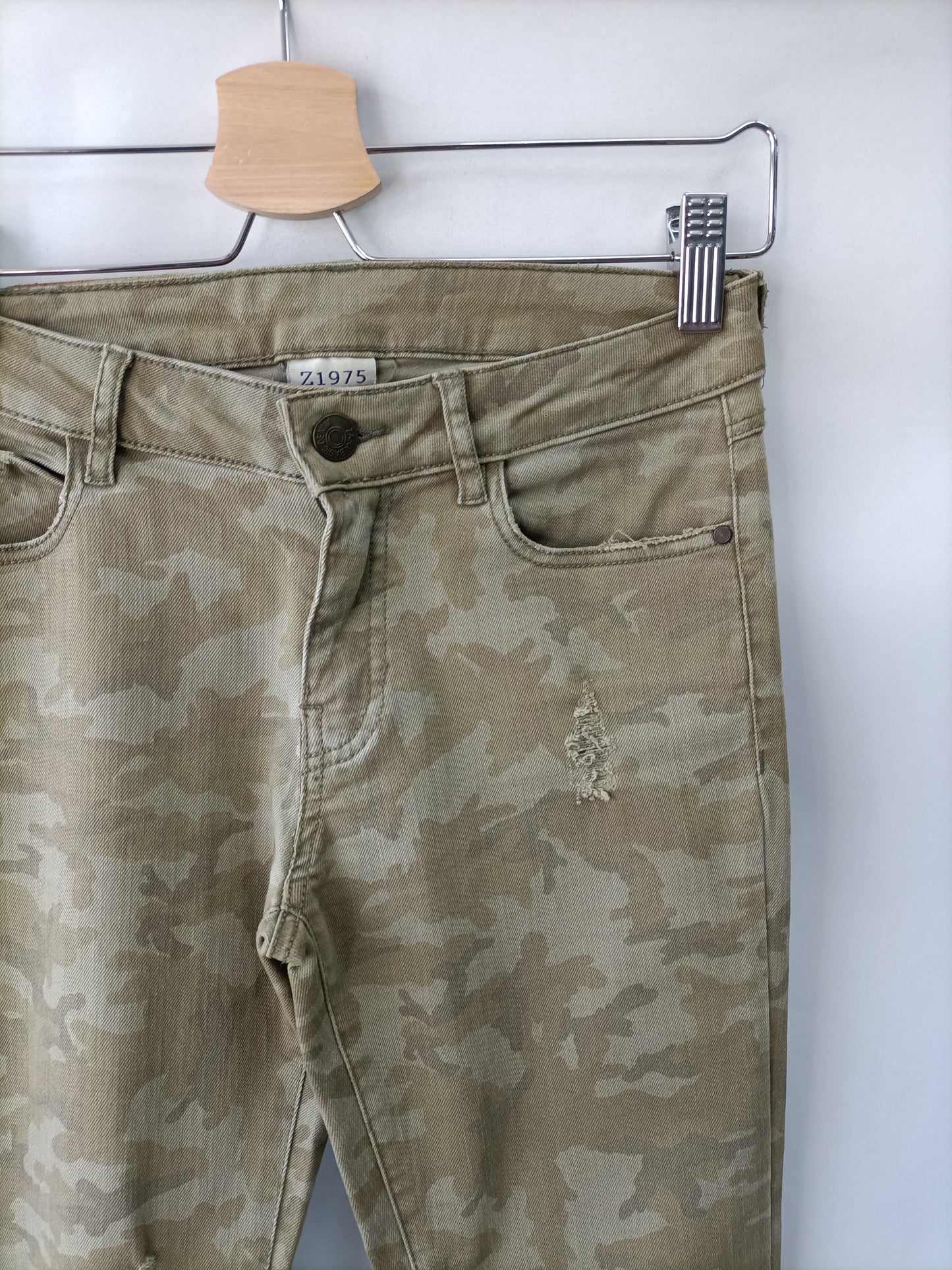 ZARA. Pantalón verde camuflaje T.34