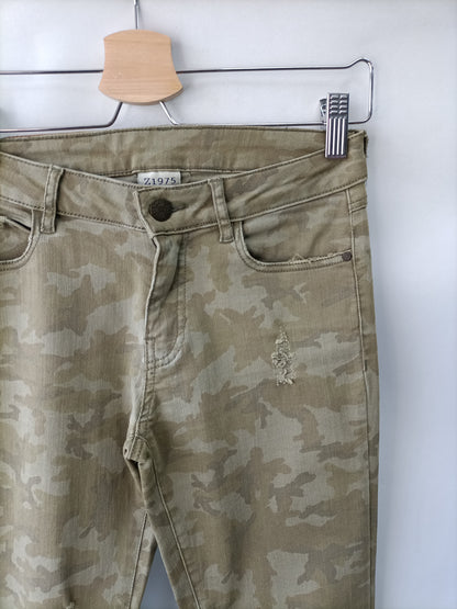 ZARA. Pantalón verde camuflaje T.34