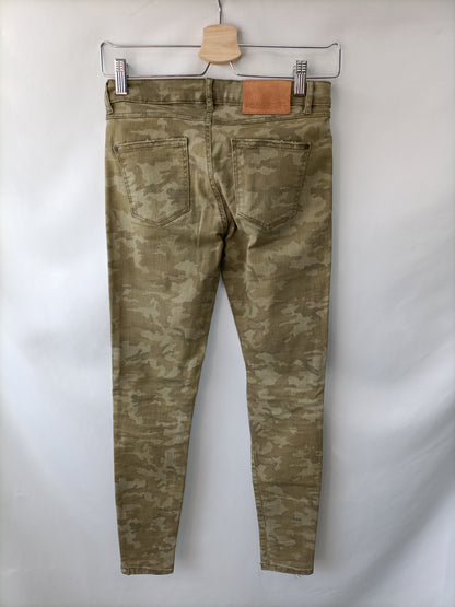 ZARA. Pantalón verde camuflaje T.34