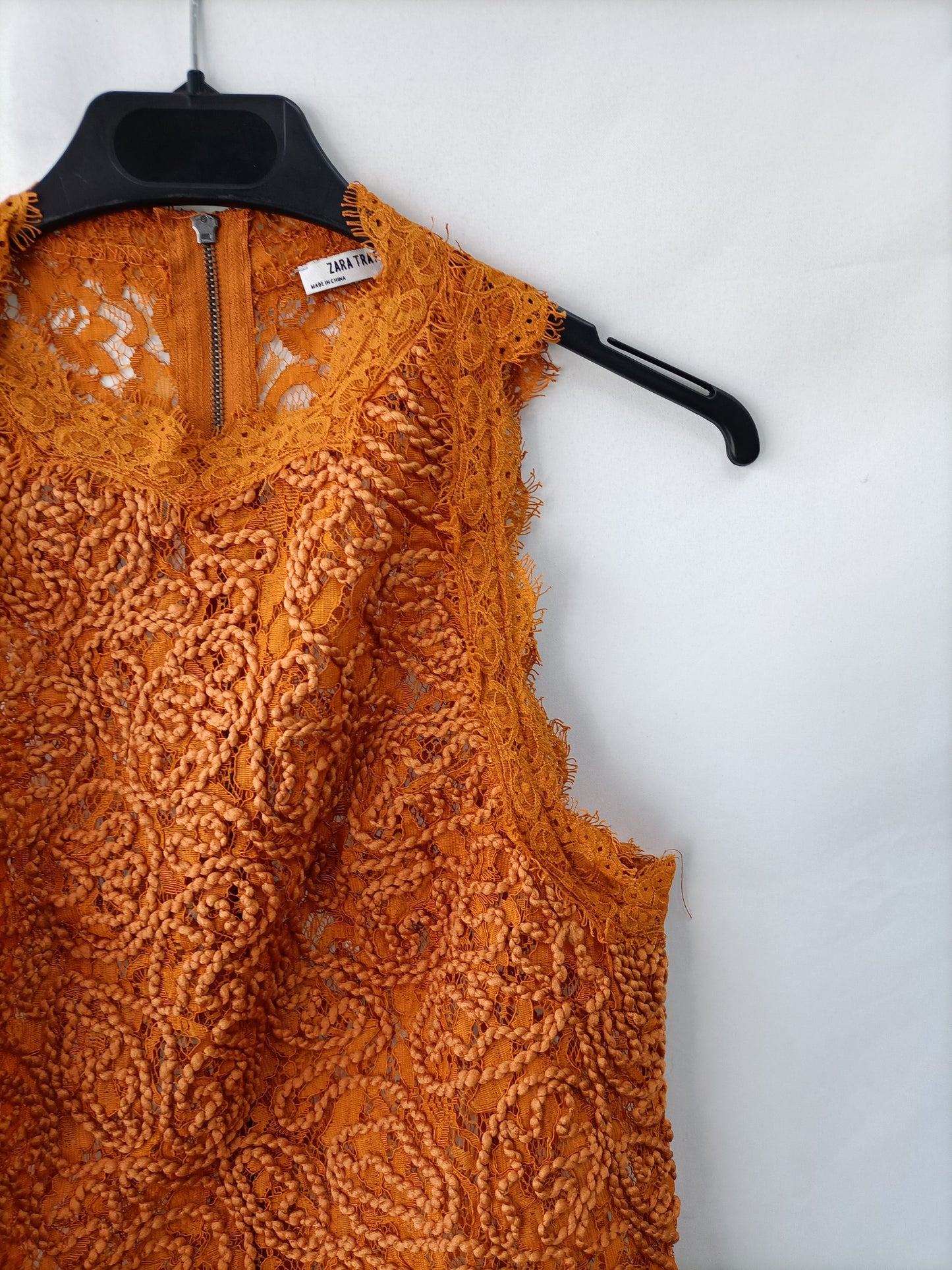 ZARA. Top encaje mostaza T.s
