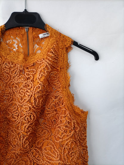 ZARA. Top encaje mostaza T.s