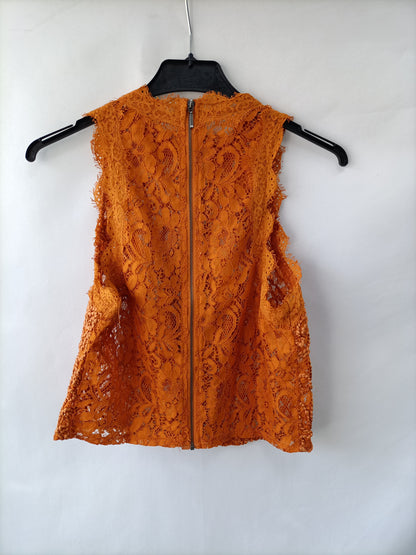 ZARA. Top encaje mostaza T.s