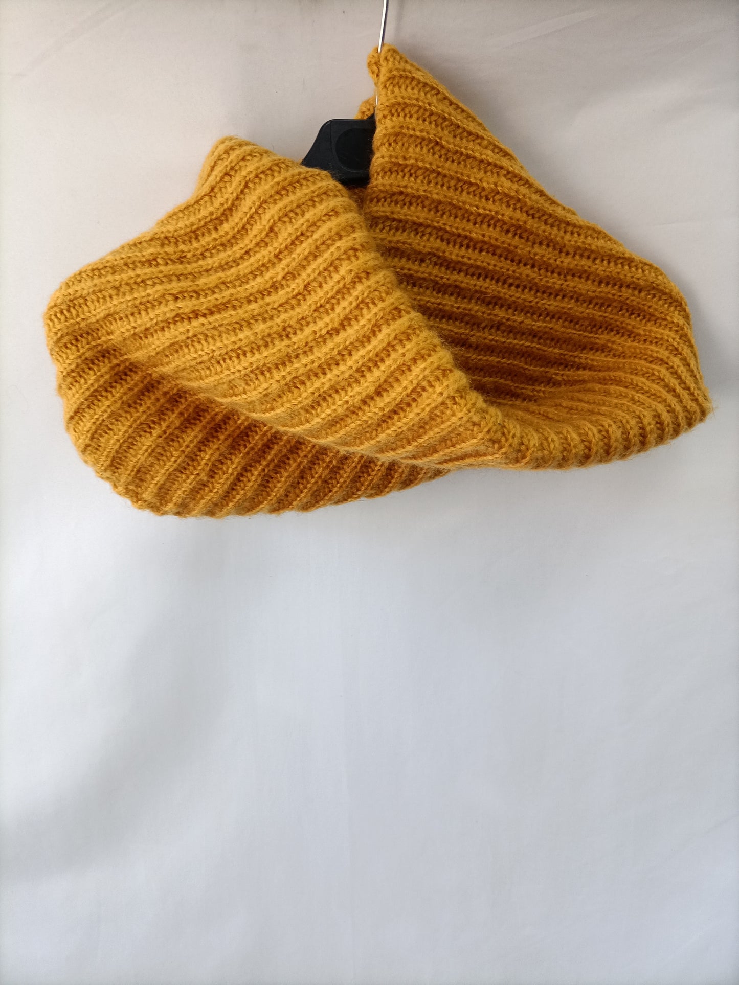 OTRAS. Cuello lana mostaza