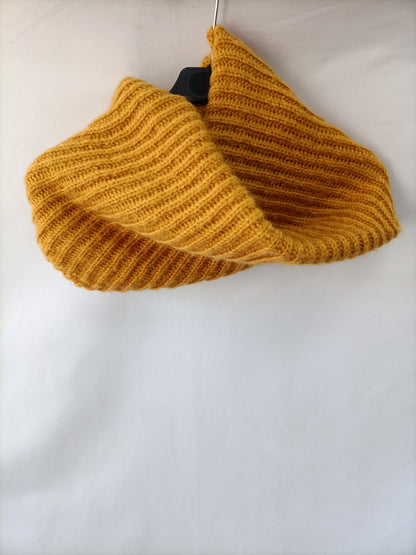 OTRAS. Cuello lana mostaza