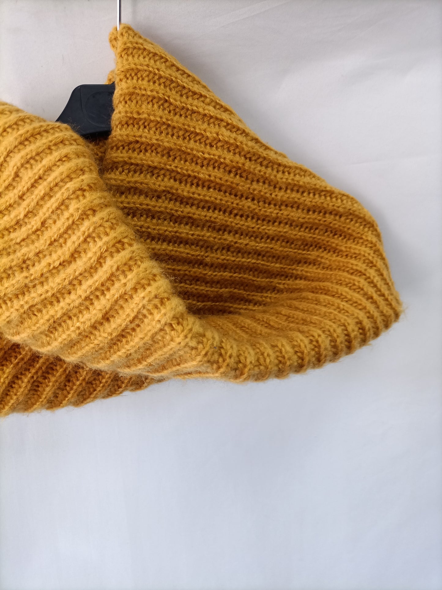 OTRAS. Cuello lana mostaza