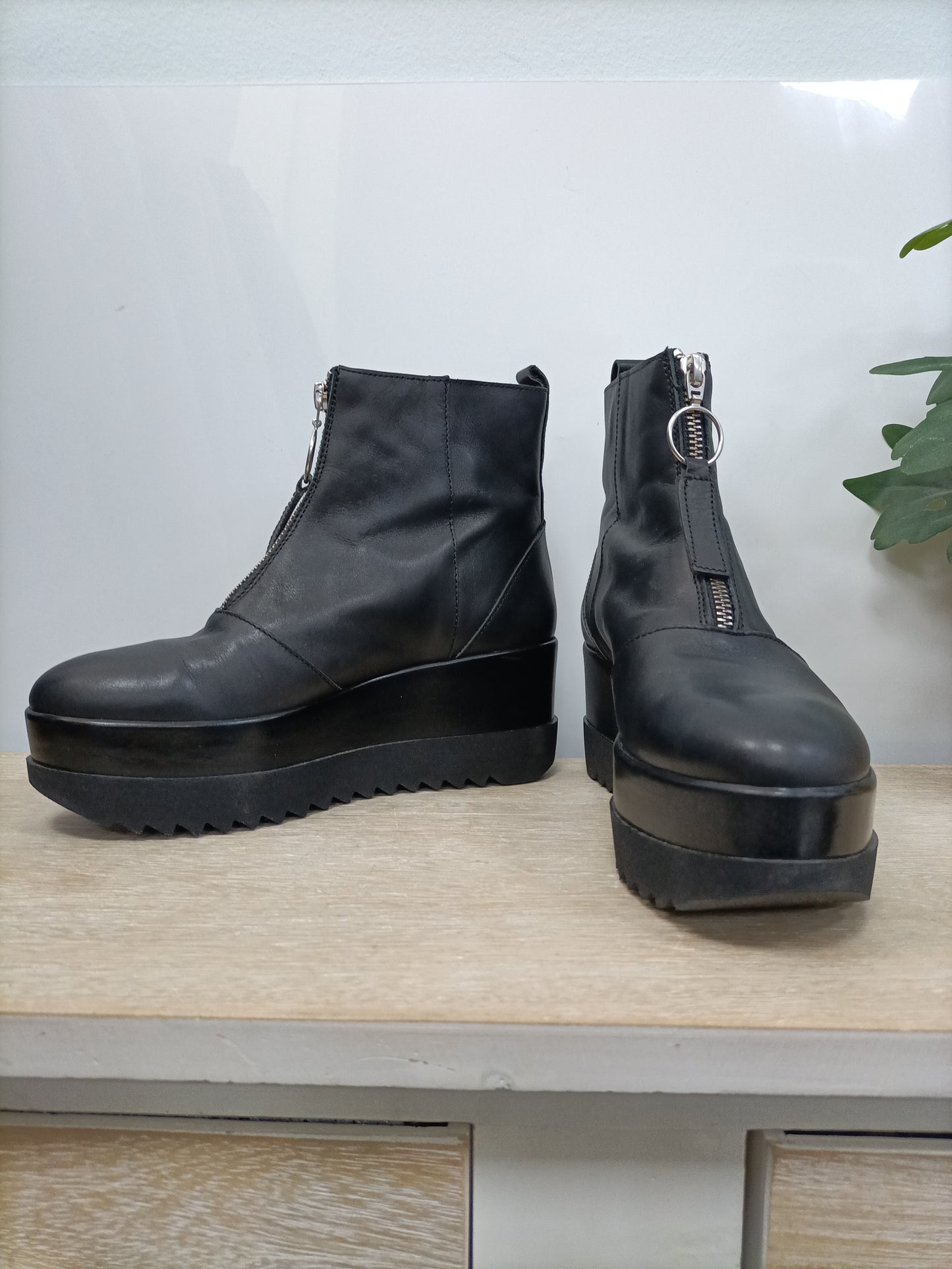 GALA SHOES. Botines negros cremallera T.36