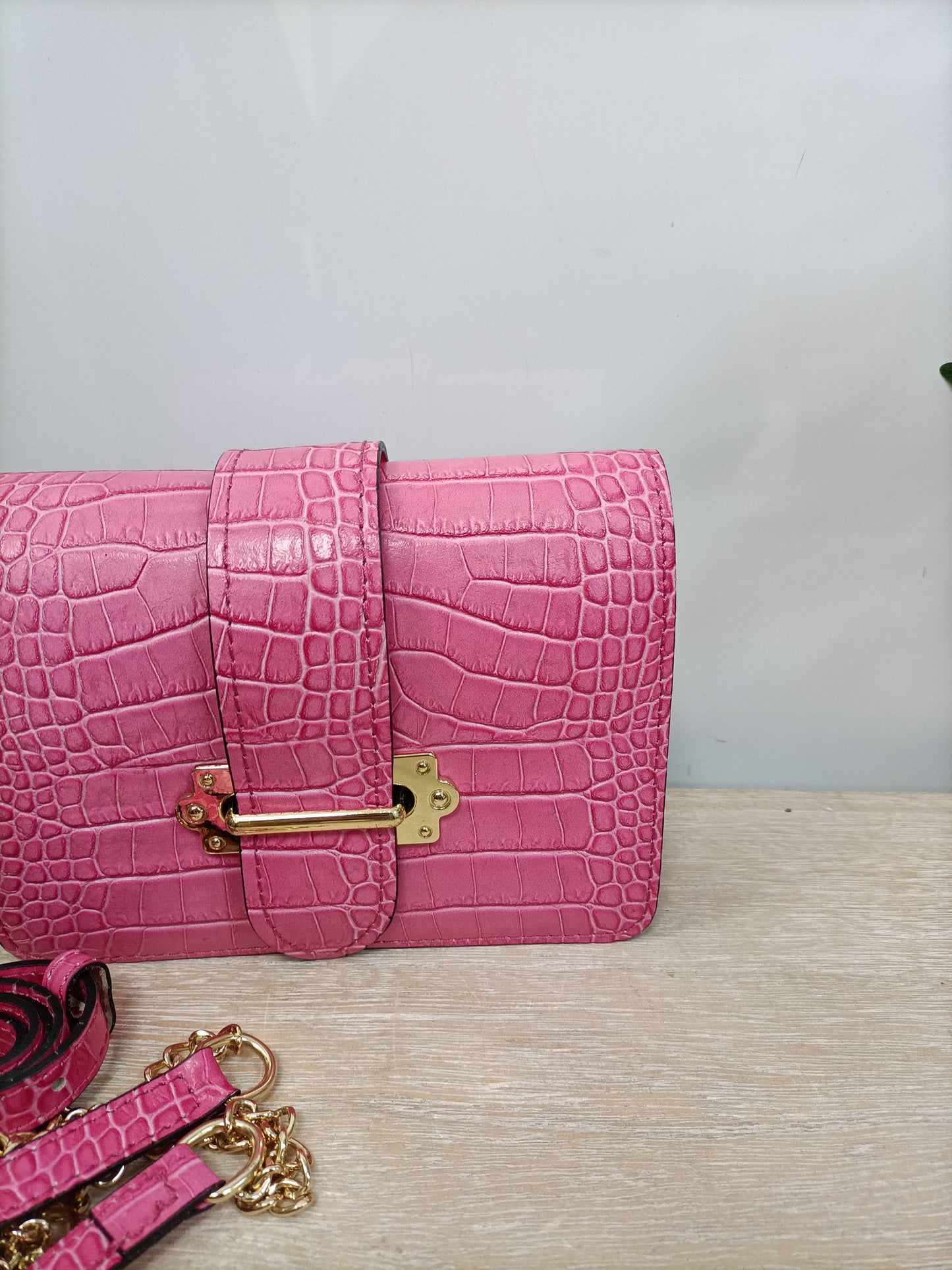 GENUINE LEATHER. Bolso rosa piel