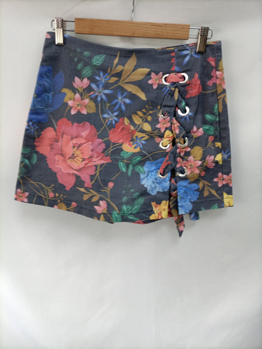 STRADIVARIUS. Falda pantalón flores T.38