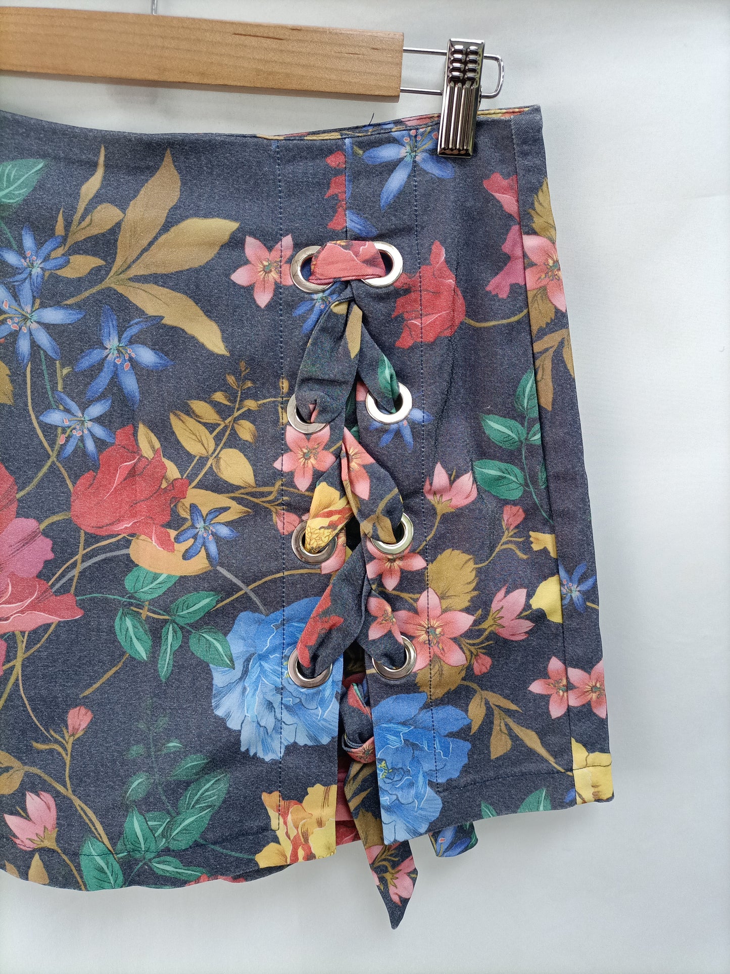 STRADIVARIUS. Falda pantalón flores T.38