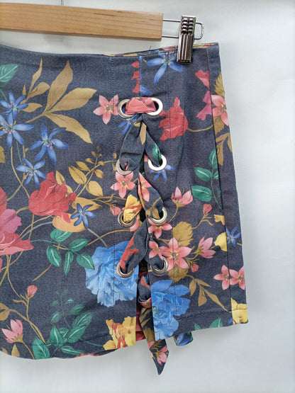 STRADIVARIUS. Falda pantalón flores T.38