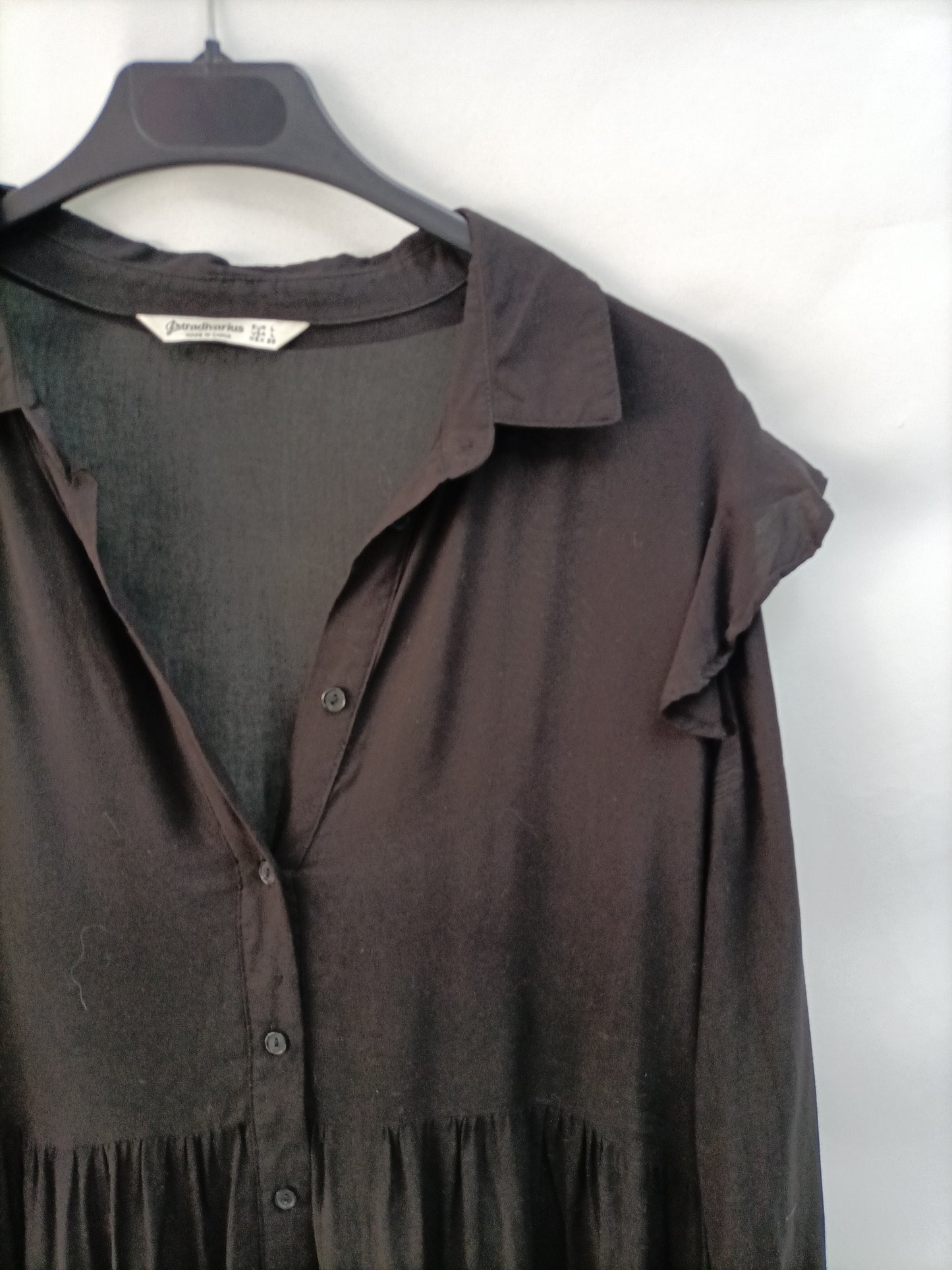 STRADIVARIUS. Vestido negro camisero T.l