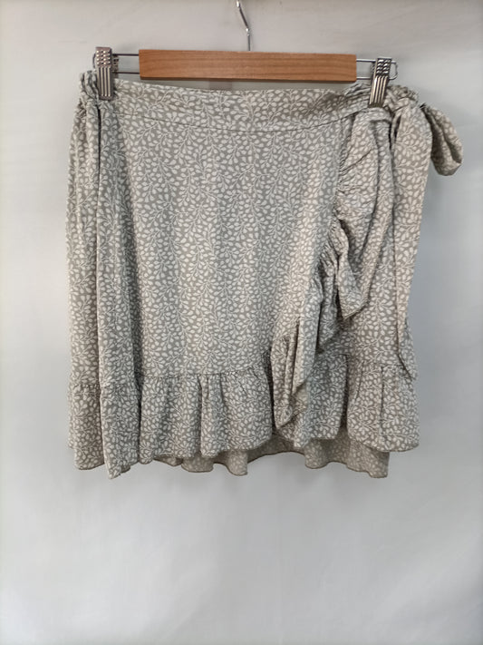 OTRAS. Falda gris florecitas T.u(m)