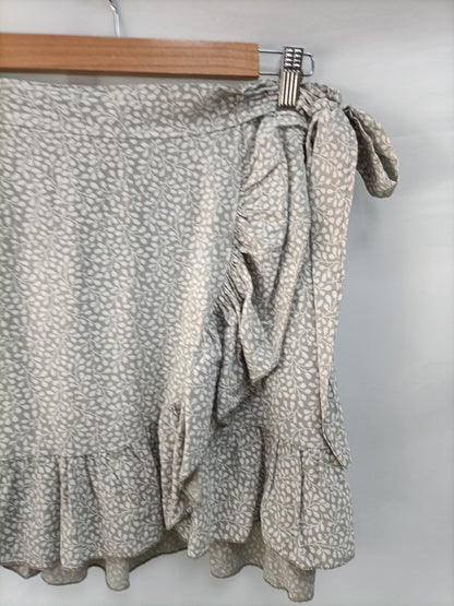 OTRAS. Falda gris florecitas T.u(m)