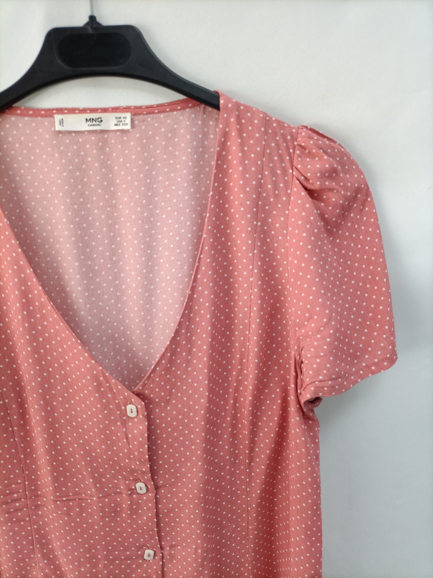 MANGO. Blusa salmón lunares T.xs