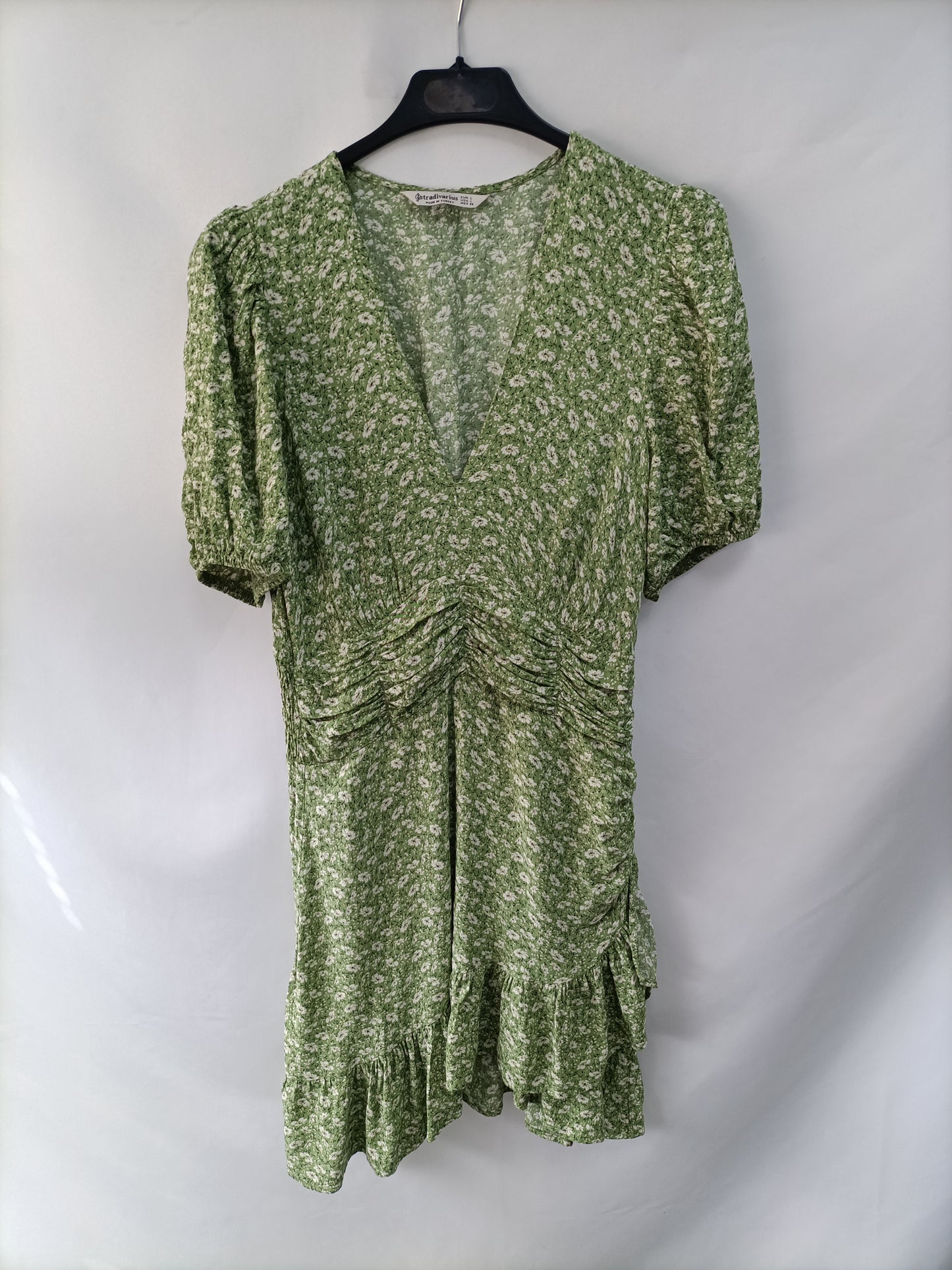 STRADIVARIUS. Vestido verde flores T.l