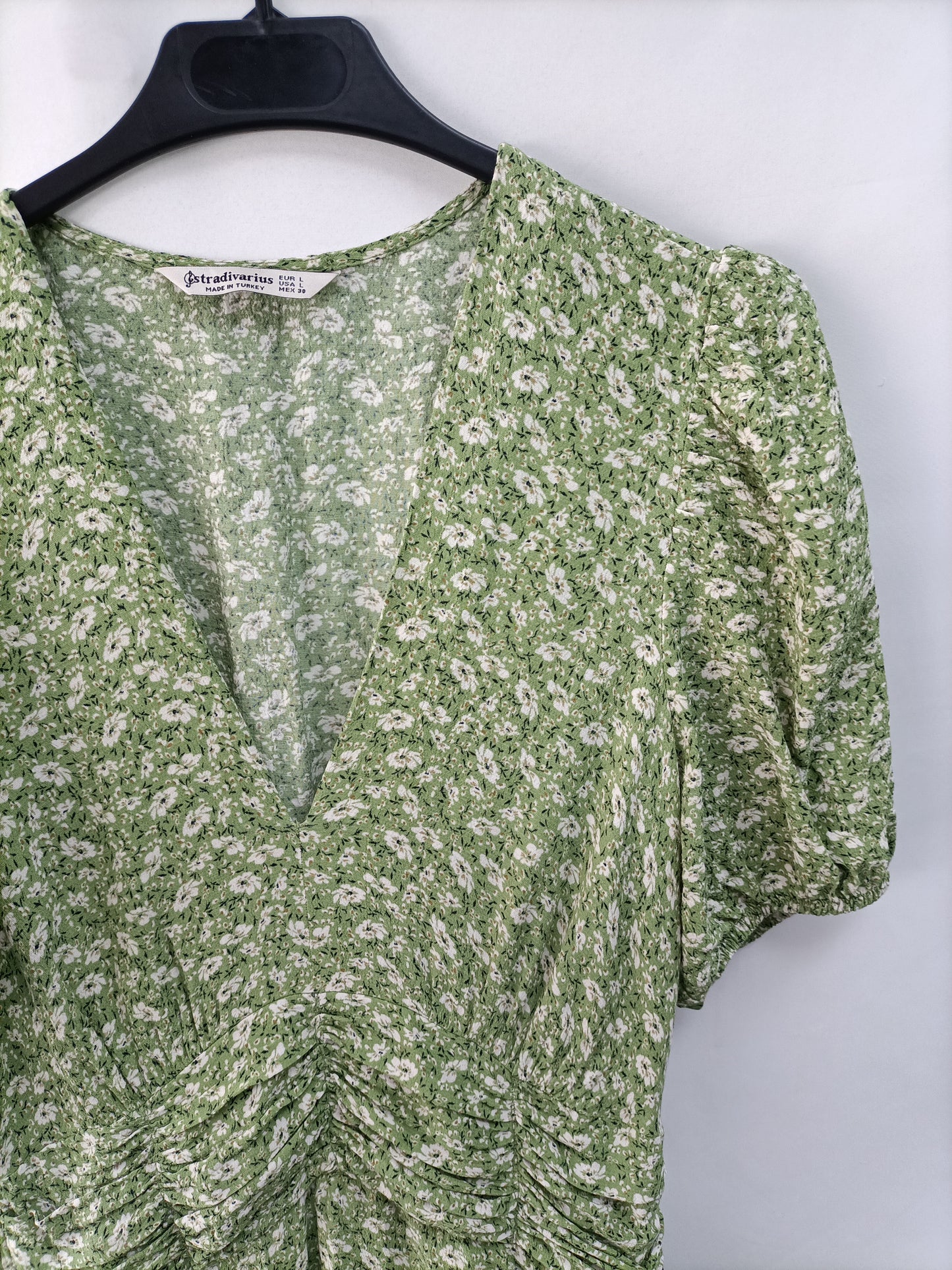 STRADIVARIUS. Vestido verde flores T.l