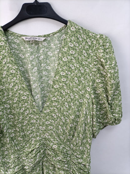 STRADIVARIUS. Vestido verde flores T.l