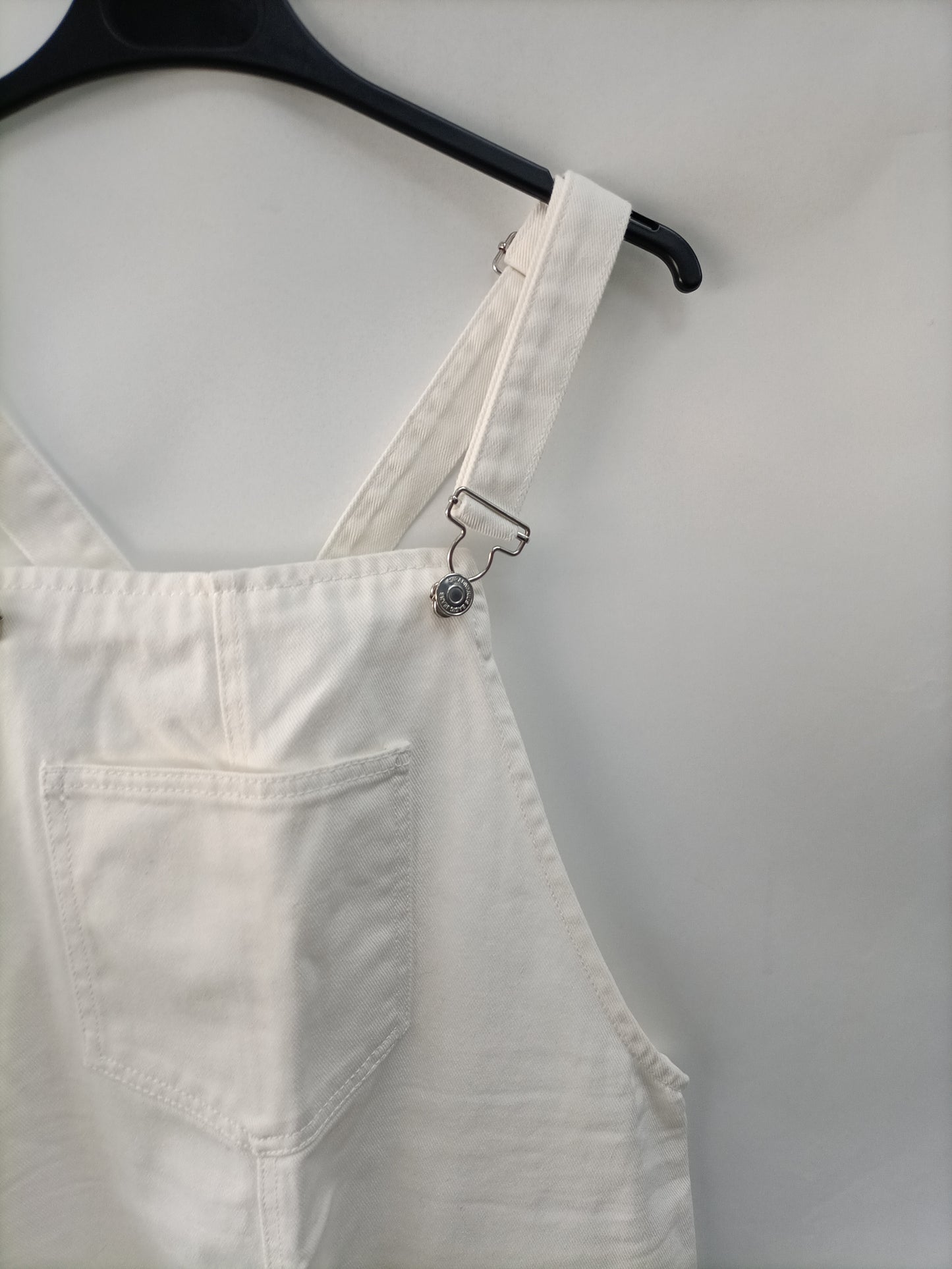 STRADIVARIUS. White denim overalls T.40