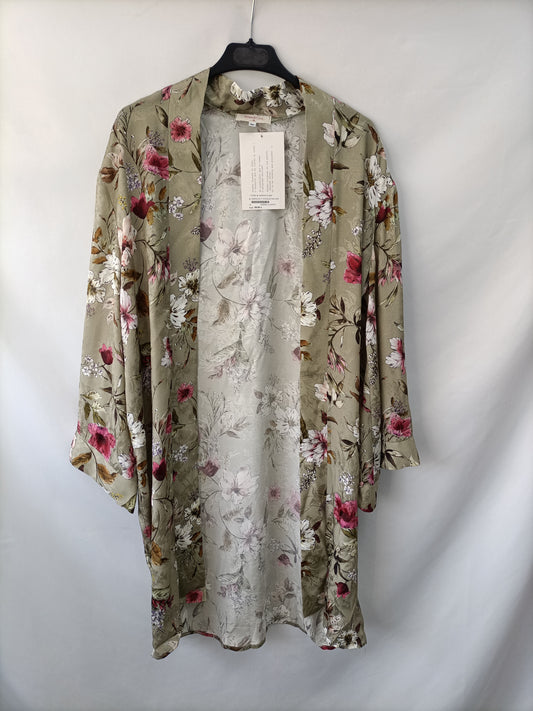 WHITE &ONE. Kimono verde flores  T.m