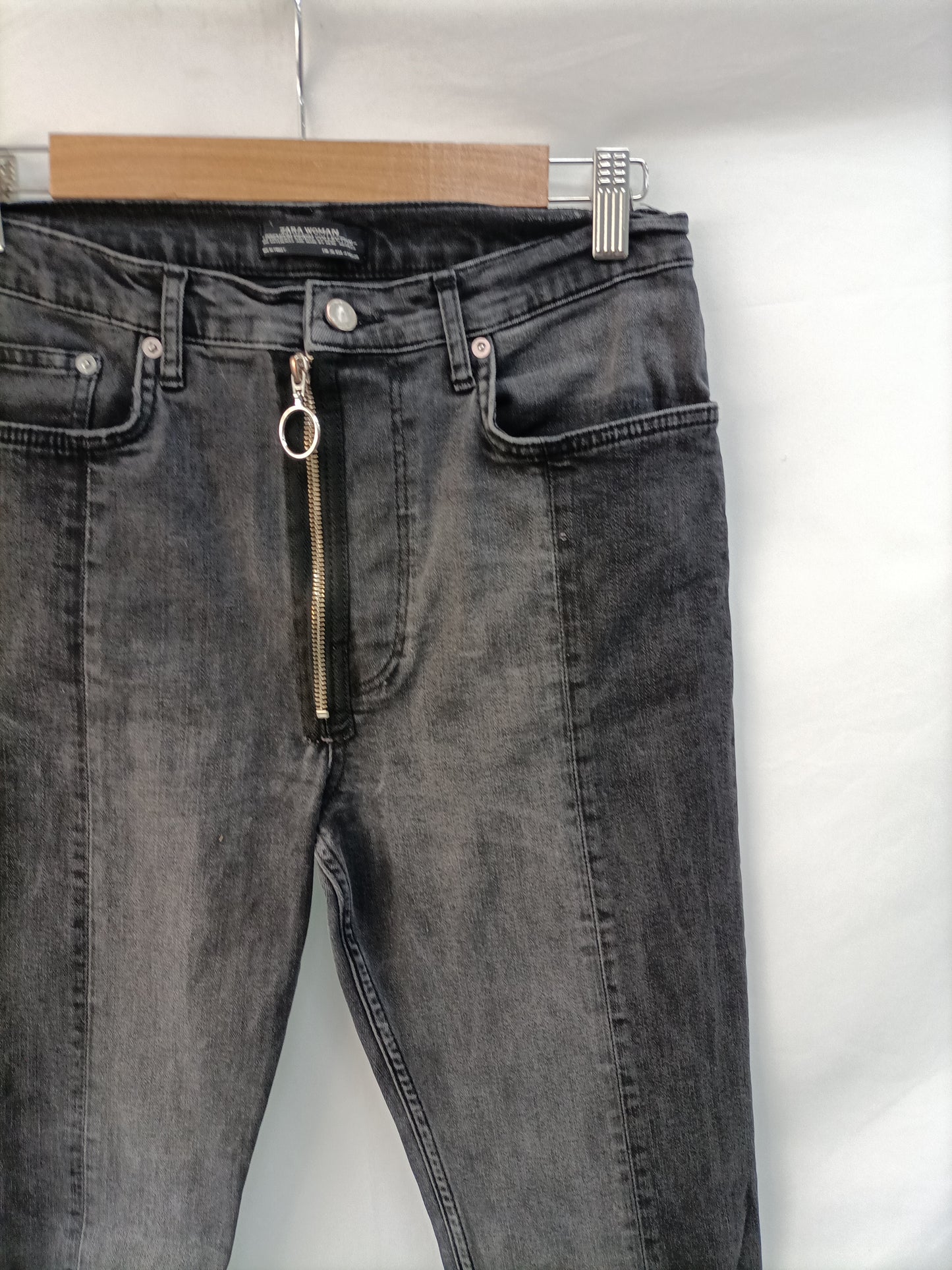 ZARA. Pantalón negro cremallera T.36