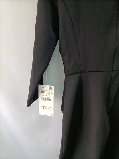 ZARA. Vestido negro volante T.xs