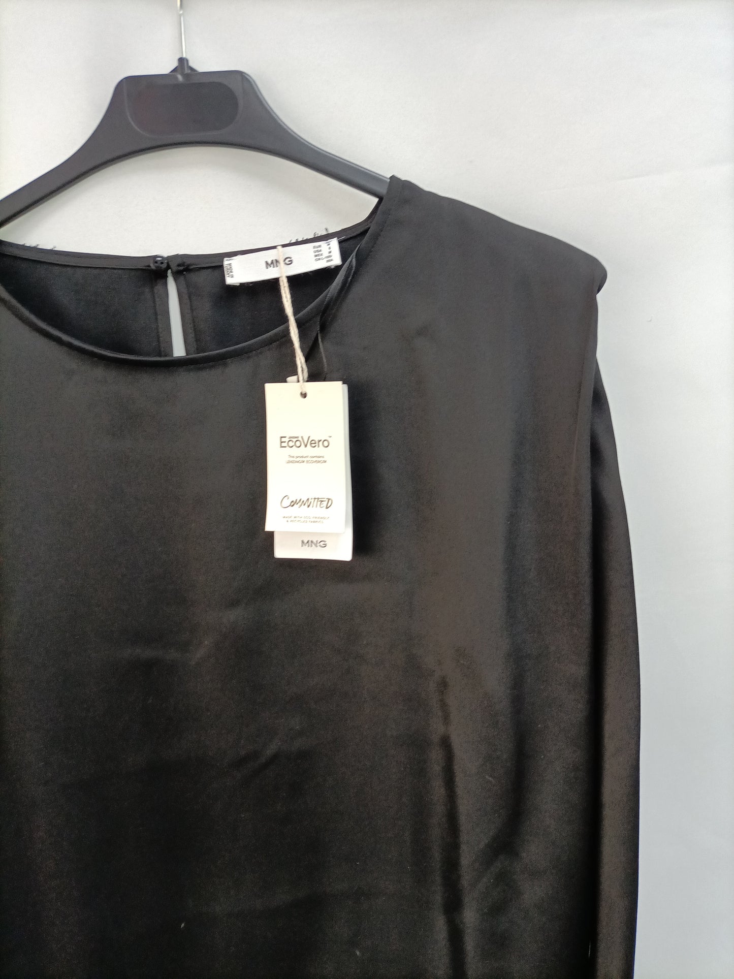 MANGO. Blusa negra hombreras T.m