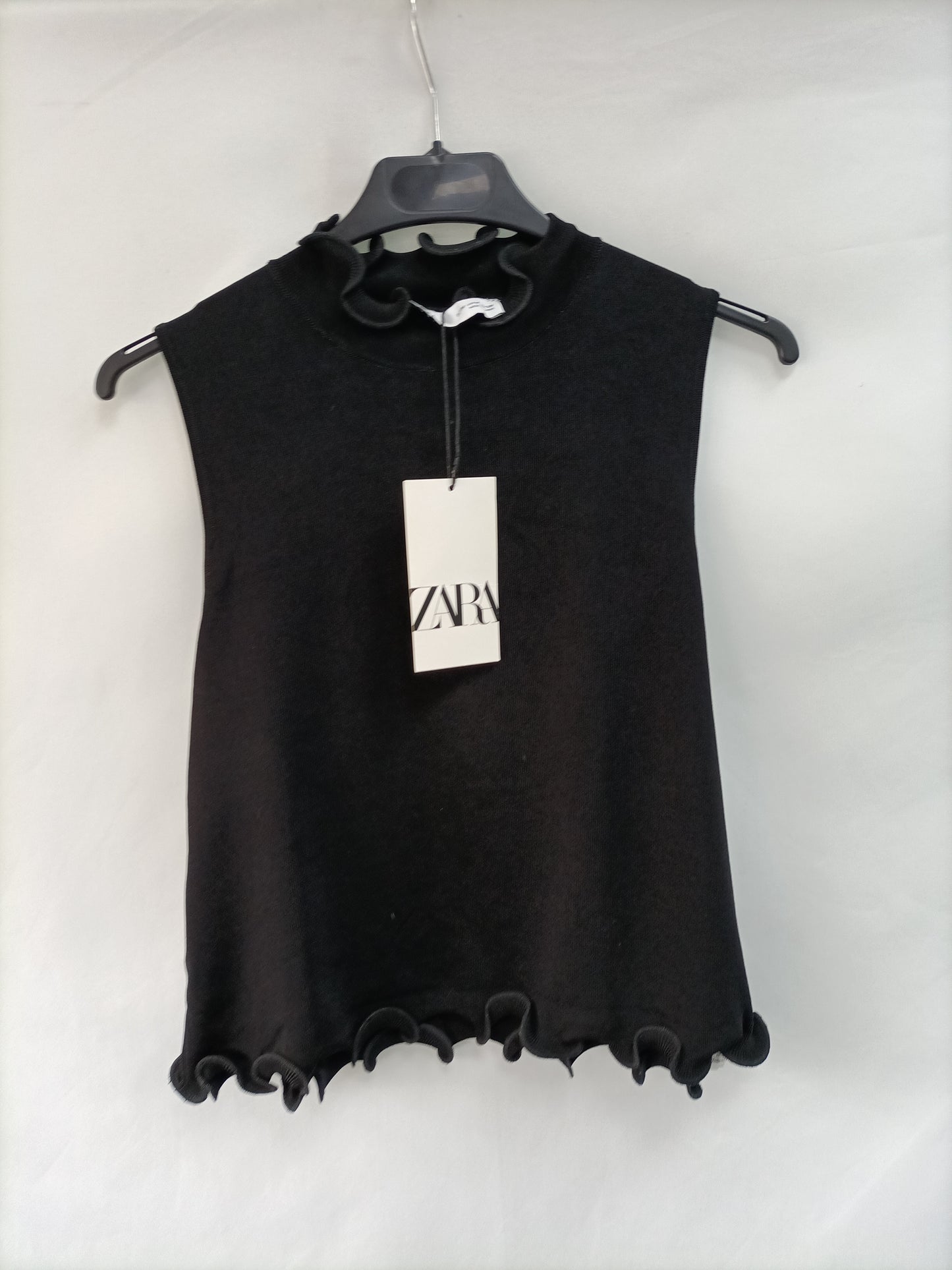 ZARA. Top punto negro T.m